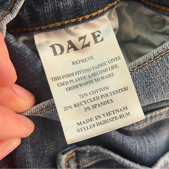 Daze raw hem crop jean - Picture 10 of 11